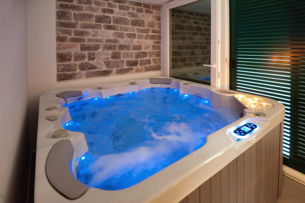 Villa Majestic With Heated Pool And Rooftop Terrace Bol Room photo