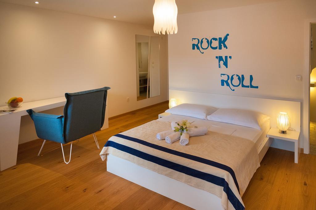 Villa Majestic With Heated Pool And Rooftop Terrace Bol Room photo